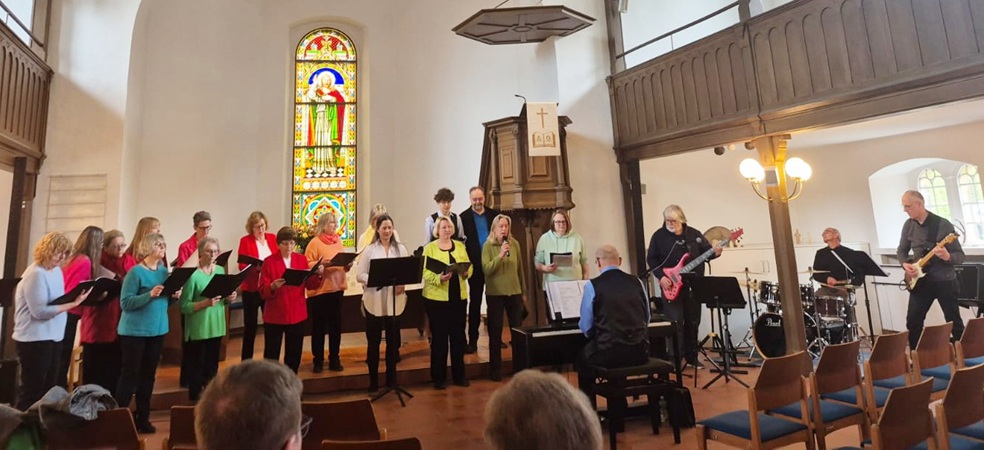 Blick auf Popchor und Band beim Popgottesdienst in Lüdenhausen