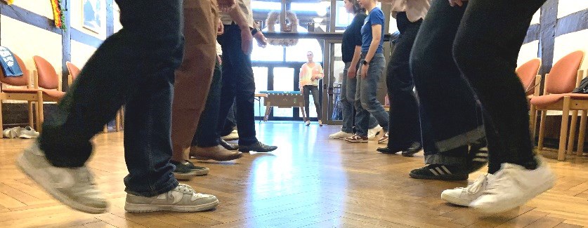 Teilnehmer des Tanzkursus mit Gudrun Würfel in Aktion