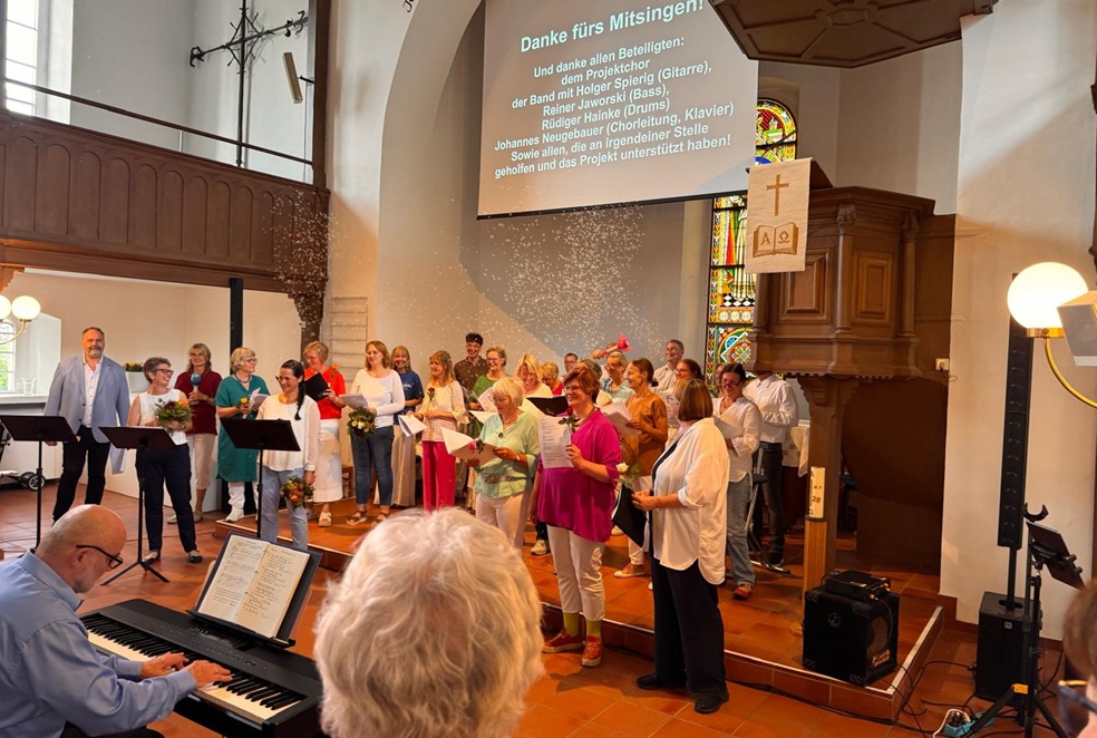 Projektchor und Band begeisterten beim ABBA-Gottesdienst in der volbesetzten Kirche